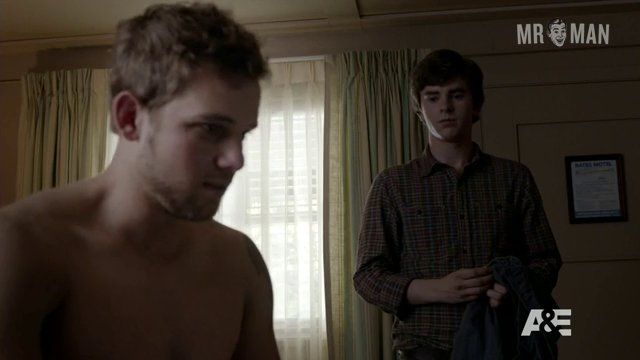 Hottest Max Thieriot Scene in Bates Motel. Sexy, Shirtless, straight. 4706