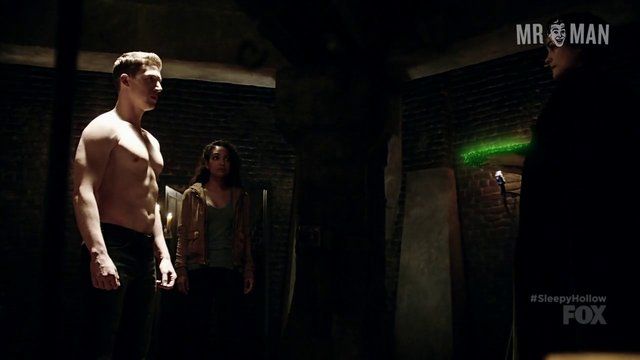 Sexiest Zach Appelman Scene in Sleepy Hollow. Shirtless. 13471