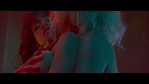 Atomic Blonde is a Radio-racktive Lesbo Love-fest! Charlize Theron Anna Friel Louisa Krause Sofia Boutella Maria Bamford 2000