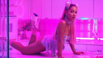 The Hottest Pop Star Moments Genre Specific Weird And Wild Pop Music Pop Musician 85