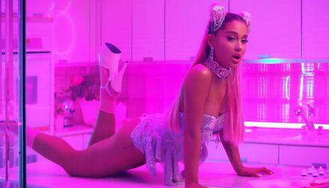 The Hottest Pop Star Moments Genre Specific Weird And Wild Pop Music Pop Musician 85