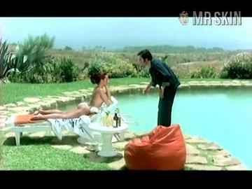 Iris Chacón in La mujer es un buen negocio (1977) Bikini Bikini Sexy 195751