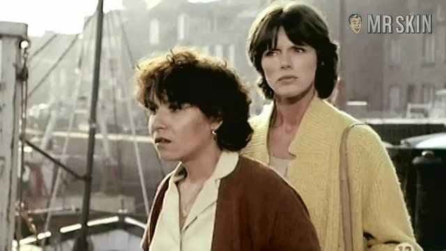 Carole from Le démon dans l'île Naked. Breasts, bush. 199631