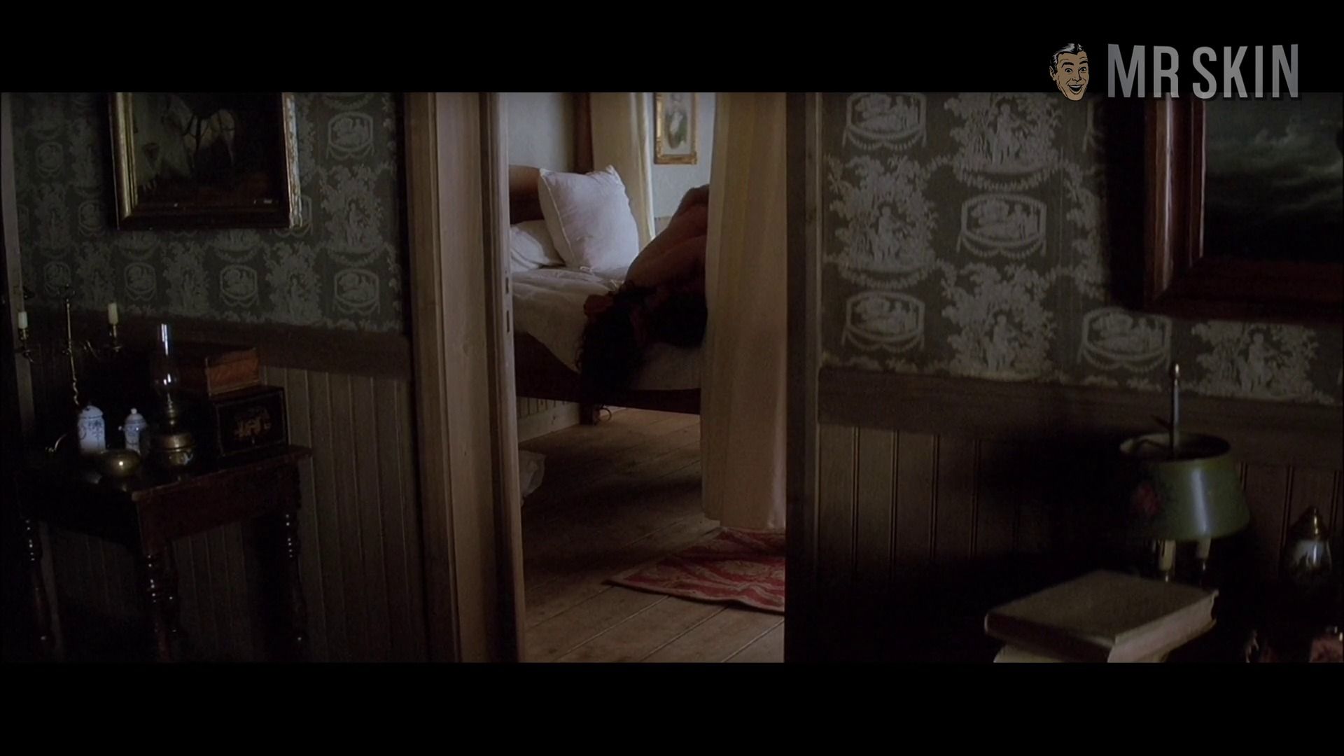 Juliette Binoche Naked as Pauline, l'épouse du capitaine. Breasts. 216333