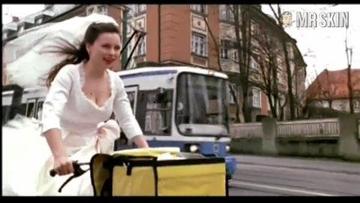 Mina Tander in Wen küsst die Braut? (2002) Sexy Breasts Bush 183491