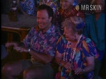 Elizabeth Berkley, Tiffani-Amber Thiessen, Lark Voorhies in Saved by the Bell: Hawaiian Style (1992) Bikini Bikini Sexy 217384
