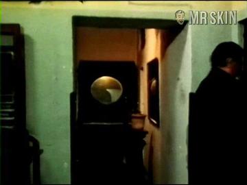 Elizabeth Turner in La dottoressa sotto il lenzuolo (1976) Breasts Breasts 197708