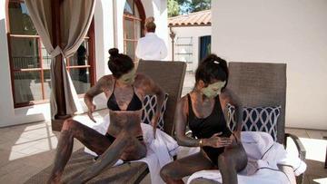 Kourtney Kardashian, Kendall Jenner in Keeping Up with the Kardashians (2007-2021) Sexy Bikini Bikini Butt 263189