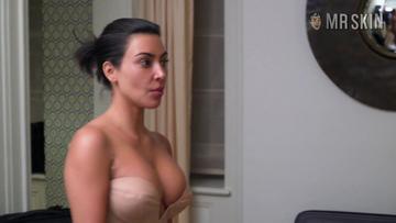 Kim Kardashian in Keeping Up with the Kardashians (2007-2021) Sexy Bikini Butt 293373