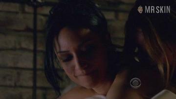 Jordana Spiro, Archie Panjabi in The Good Wife (2012-2015) Sexy Lesbian Lesbian Sexy 235899