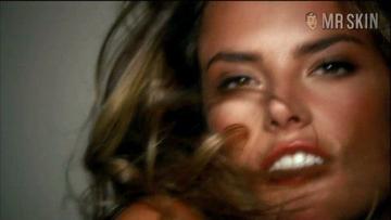 Alessandra Ambrosio, Candice Swanepoel, Rosie Huntington-Whiteley, Lindsay Ellingson, Chanel Iman in Victoria's Secret: I Love My Body (Commercial) Un