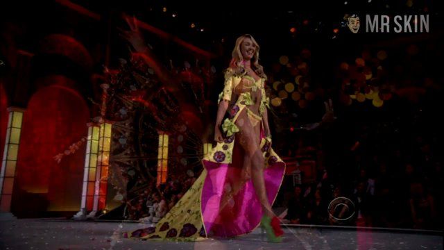 The Victoria's Secret Fashion Show 2011's Sexiest Scenes with Candice Swanepoel. Underwear. 227394
