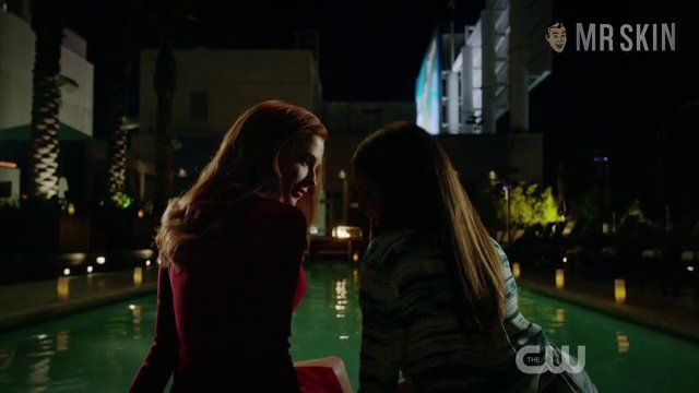 Bridget Regan, Yara Martinez in Jane the Virgin (2015-2019) Sexy Lesbian Lesbian Sexy 241698