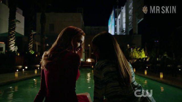 Bridget Regan, Yara Martinez in Jane the Virgin (2015-2019) Sexy Lesbian Lesbian Sexy 241698