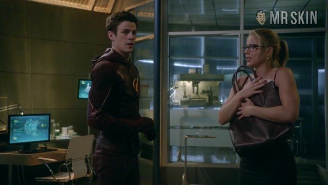 Sexiest Scenes of Felicity Smoak from The Flash. Underwear. 244613
