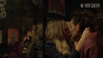 Frankie Shaw, Portia Doubleday in Mr. Robot (2015-2019) Sexy Lesbian Butt Lesbian 244624