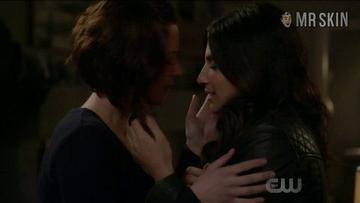 Chyler Leigh, Floriana Lima in Supergirl (2015-2021) Lesbian Lesbian Sexy 255054