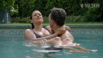 Angelique Cabral in Life in Pieces (2015-2017) Bikini Sexy Bikini Sexy 255387