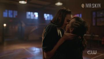 Kaylee Bryant, Courtney Bandeko in Legacies (2018-2021) Lesbian Lesbian 323081