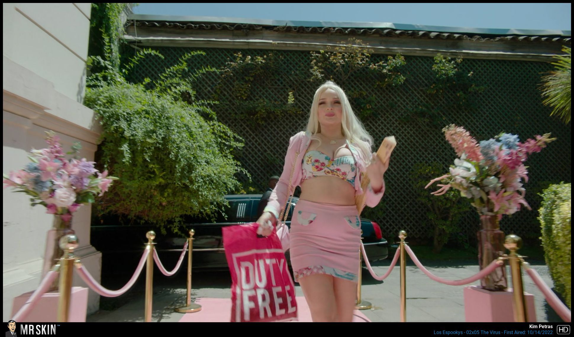 Kim Petras in Los Espookys